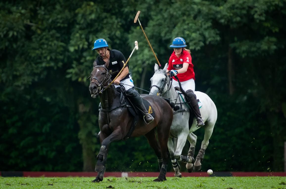 28 Diplomats Cup Nico Pieroni necks it