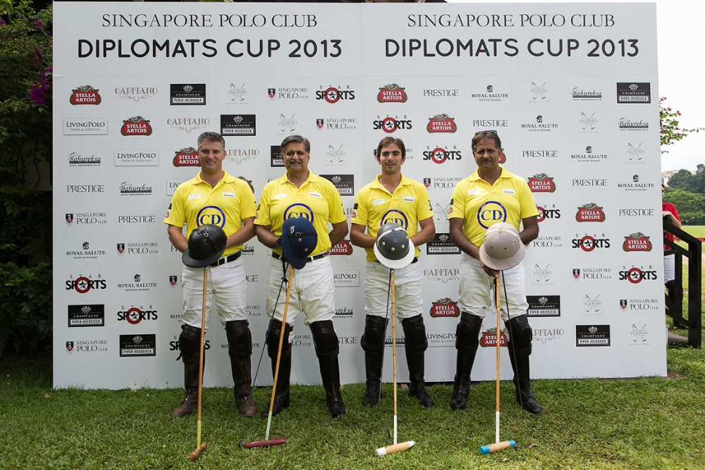 3 LaSarita playing as Corps Diplomatique